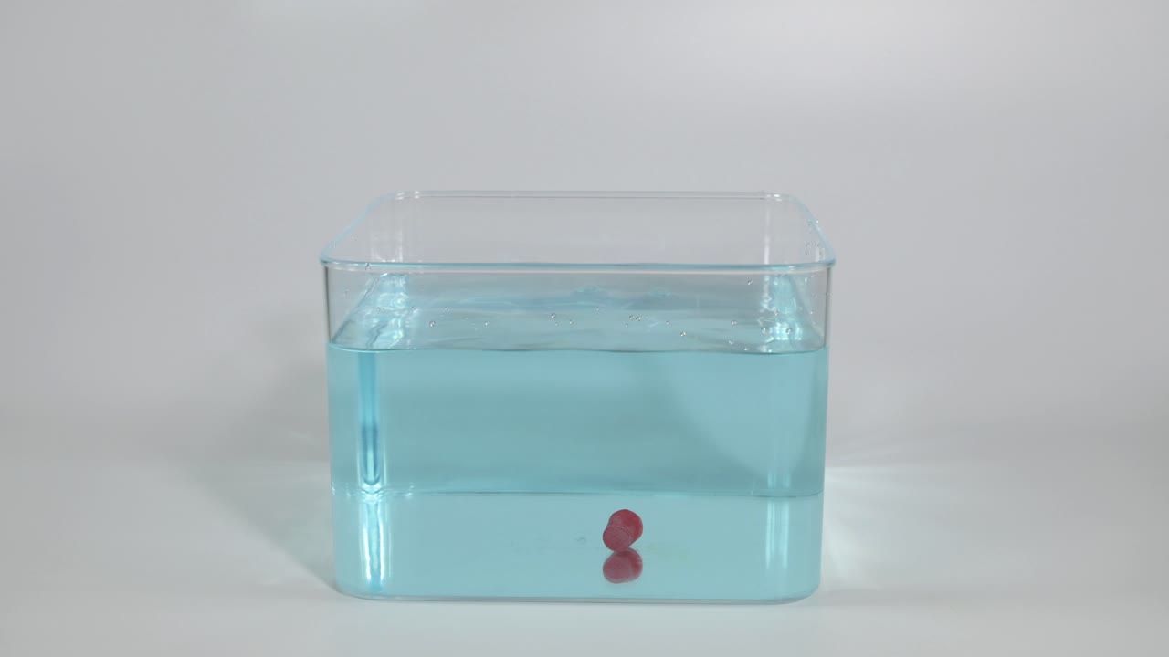 lanzamiento secuencial de bolas en un tanque de agua