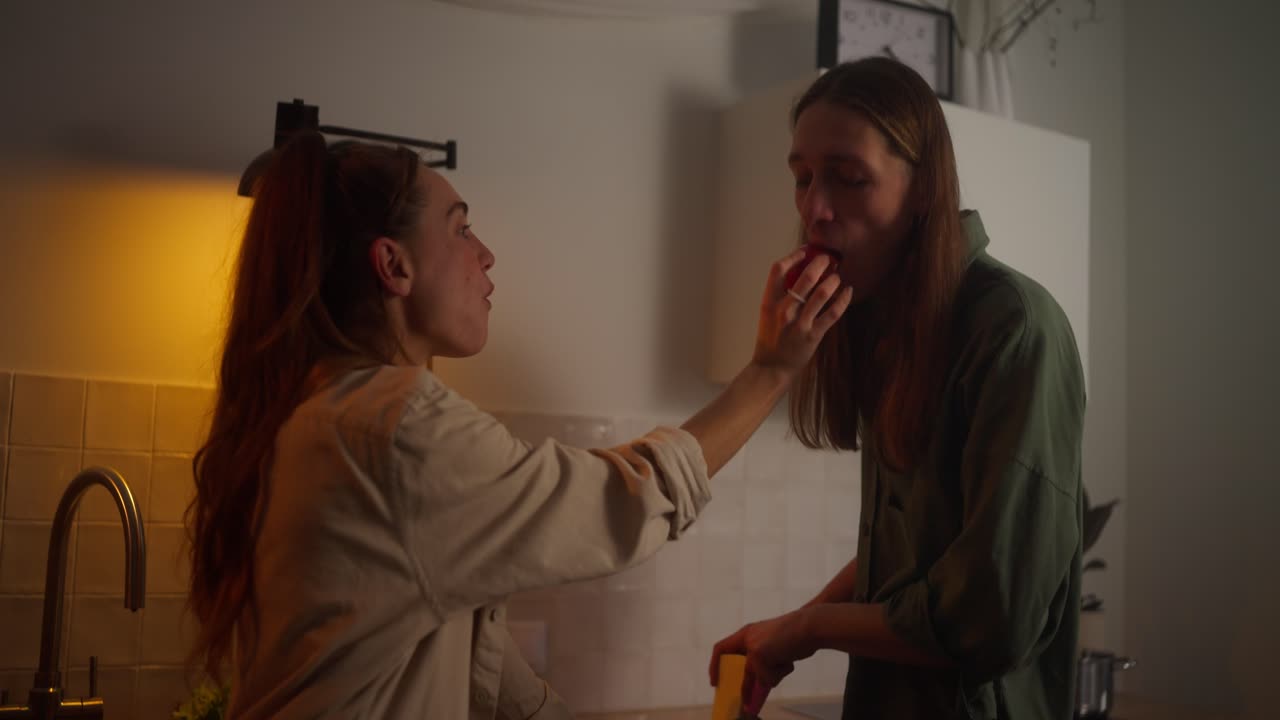 부부 가 부 에서 함께 요리 하고 있다