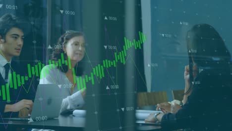 animación del procesamiento de datos financieros sobre diversas personas de negocios que trabajan en la oficina