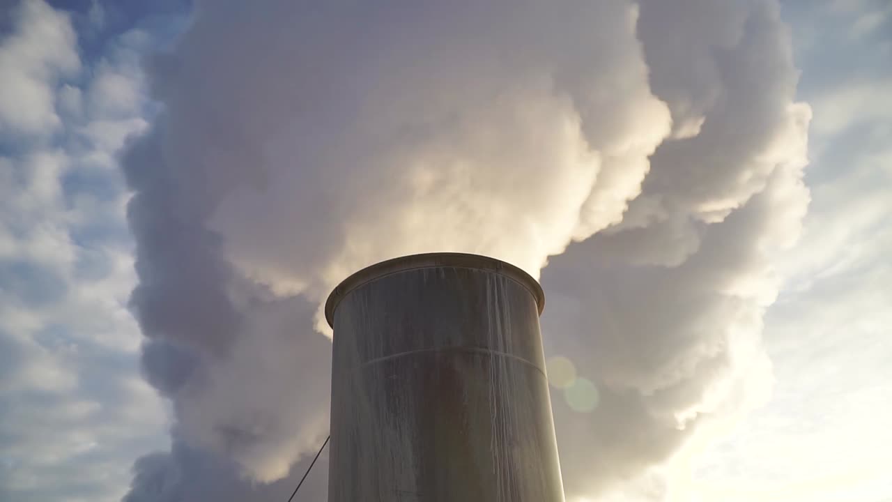 il fumo denso proviene dal tubo della fabbrica, primo piano