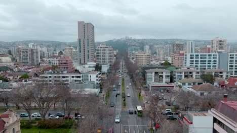 Toma-Aérea-De-Drones-De-La-Avenida-Libertad-Con-Flujo-De-Vehículos-Y-Edificios-Residenciales-En-La-Ciudad-De-Viña-Del-Mar,-Chile,-Sudamérica