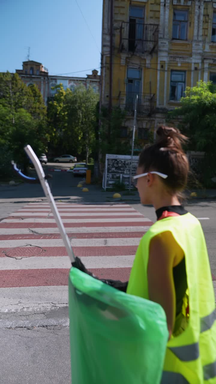 mujer limpiando una calle de la ciudad