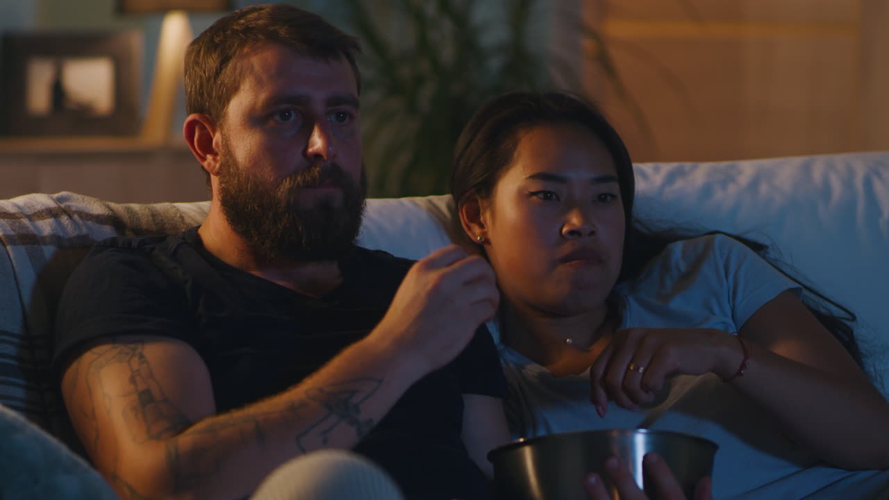 집 에서 영화 를 보는 부부