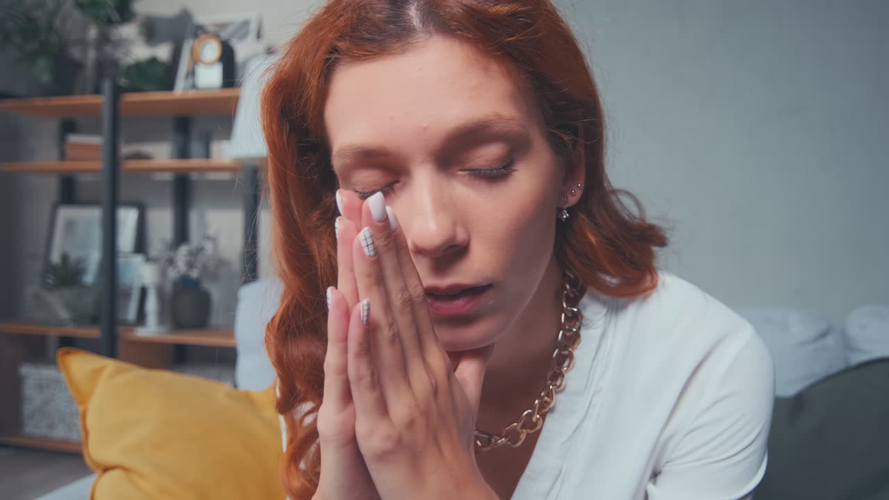 우울한 걱정 젊은 은 머리 여성은 문제에 대해 긴장 분노 느낌