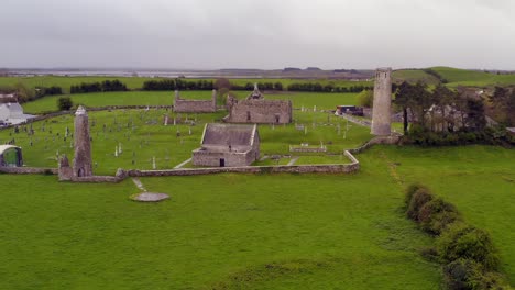 Langsame-Faszinierende-Umlaufbahn-Von-Clonmacnoise-An-Einem-Bewölkten-Tag