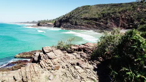 Paisaje-Marino-Turquesa-En-Noosa-Shire,-Queensland,-Australia---Toma-Aérea-De-Un-Drone