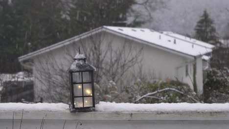 Elektrische-Laterne,-Die-Bei-Leichtem-Schneefall-Auf-Einem-Decksgeländer-Sitzt