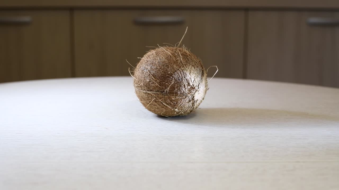 cocos maduros y giratorios en la superficie de la mesa.