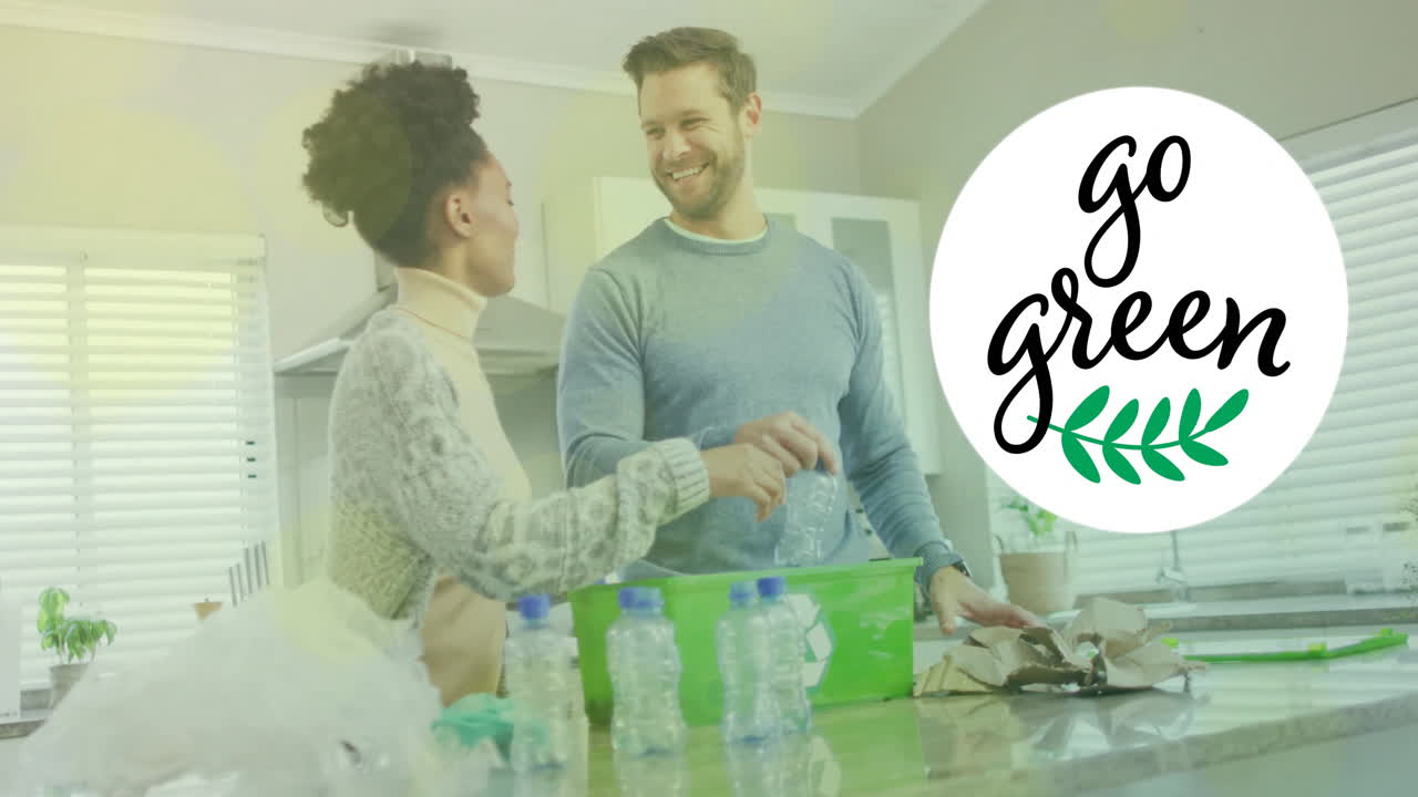 animación de texto verde y puntos de luz sobre varias botellas de plástico de clasificación de parejas