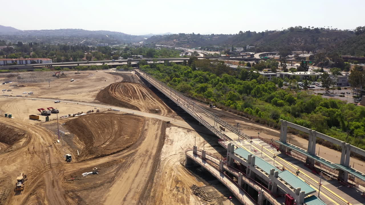 drone orbita alrededor de la estación de trolley en mission valley, san diego, california
