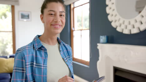 Porträt-Eines-Glücklichen,-Gemischtrassigen-Teenager-Mädchens,-Das-Zu-Hause-Ein-Tablet-Verwendet,-Platz-Zum-Kopieren,-Zeitlupe