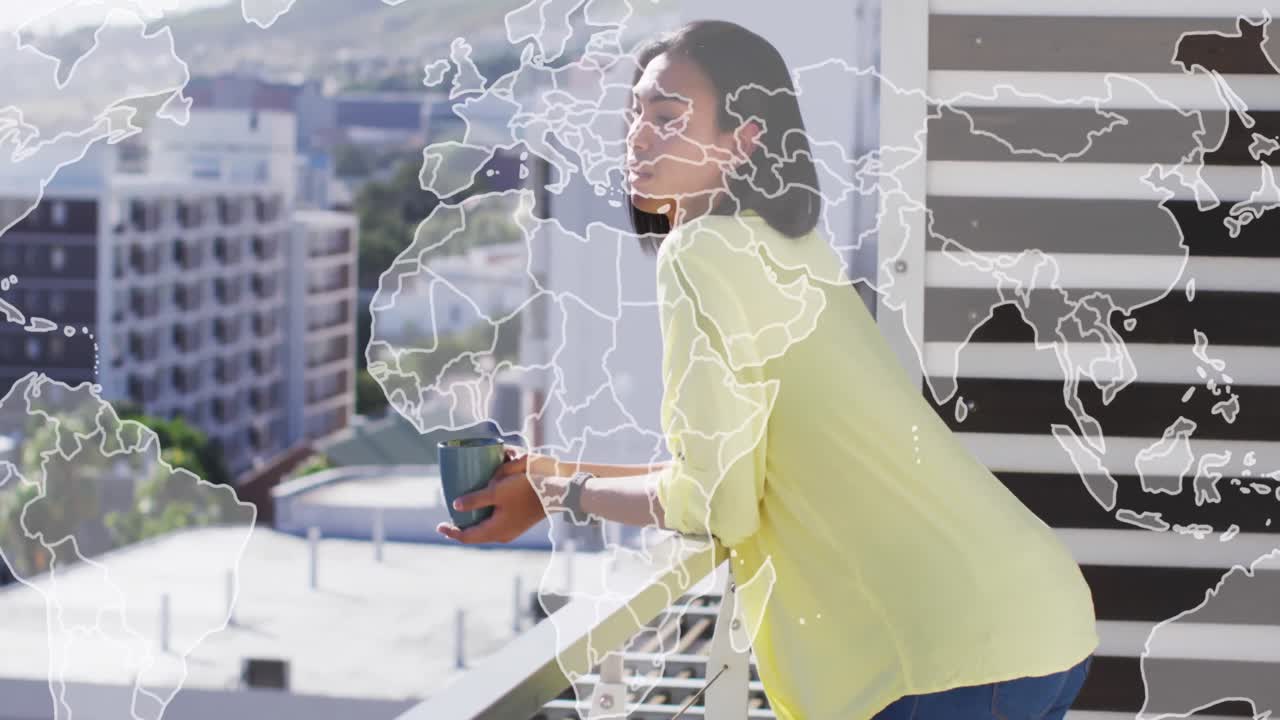 호텔 발코니에 있는 두 인종의 여성 위에 있는 세계 지도의 애니메이션