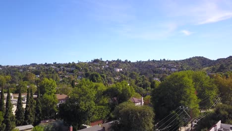 tomada aérea de 4k de sherman oaks, california en el valle con las colinas en el fondo en un día soleado