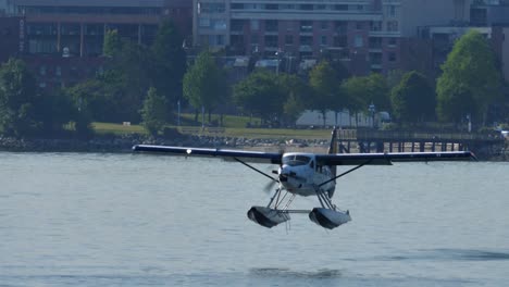 long-lens-tracking-aufnahme eines turboprop-wasserflugzeugs beim start aus dem wasser