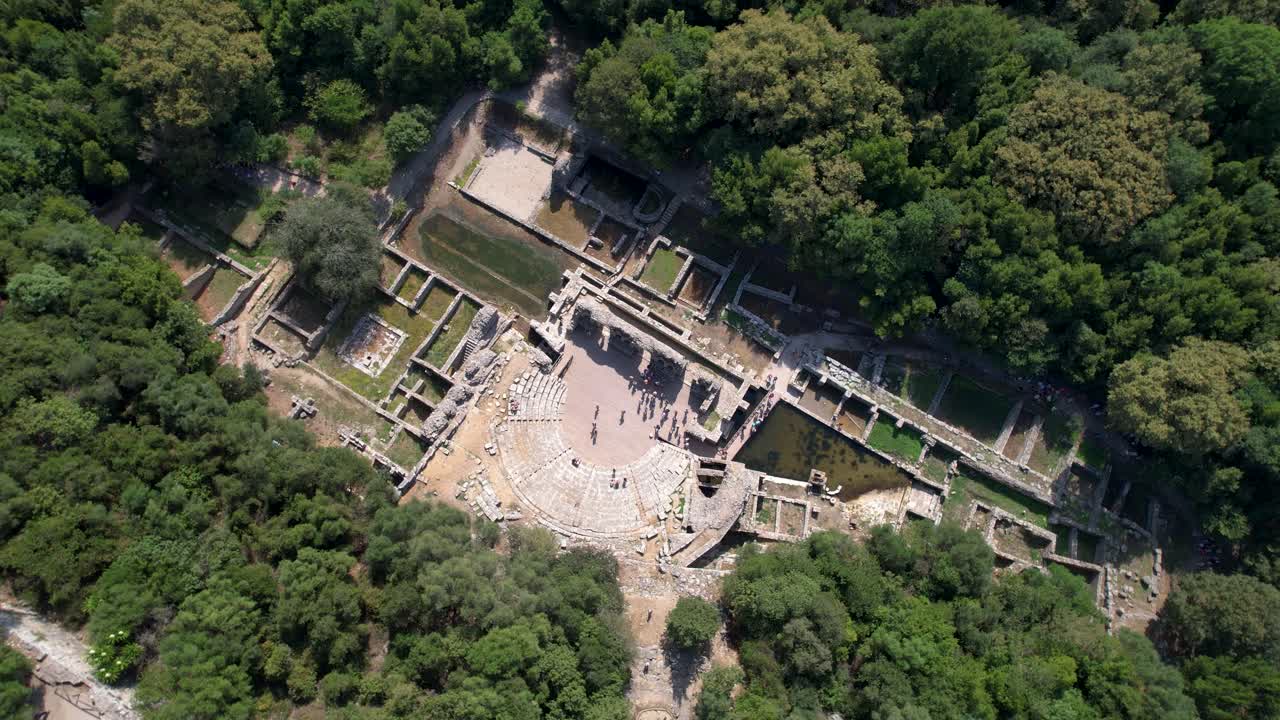 antiguo anfiteatro de la ciudad de butrint: un sitio de patrimonio de la unesco con raíces de tragedia griega en albania, vista aérea