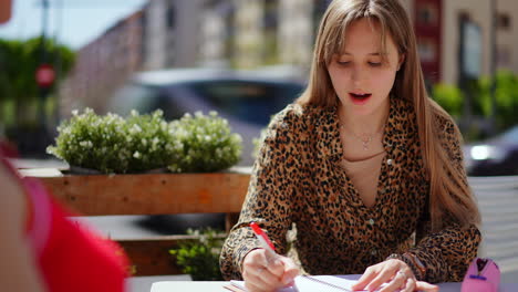 una mujer joven trabajando en un café.