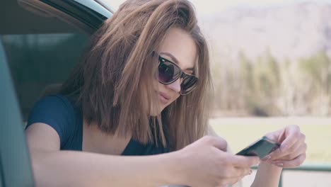 Mädchen-Nutzt-Mobiles-Gerät-Im-Auto-An-Einem-Schönen-Tag-Aus-Nächster-Nähe