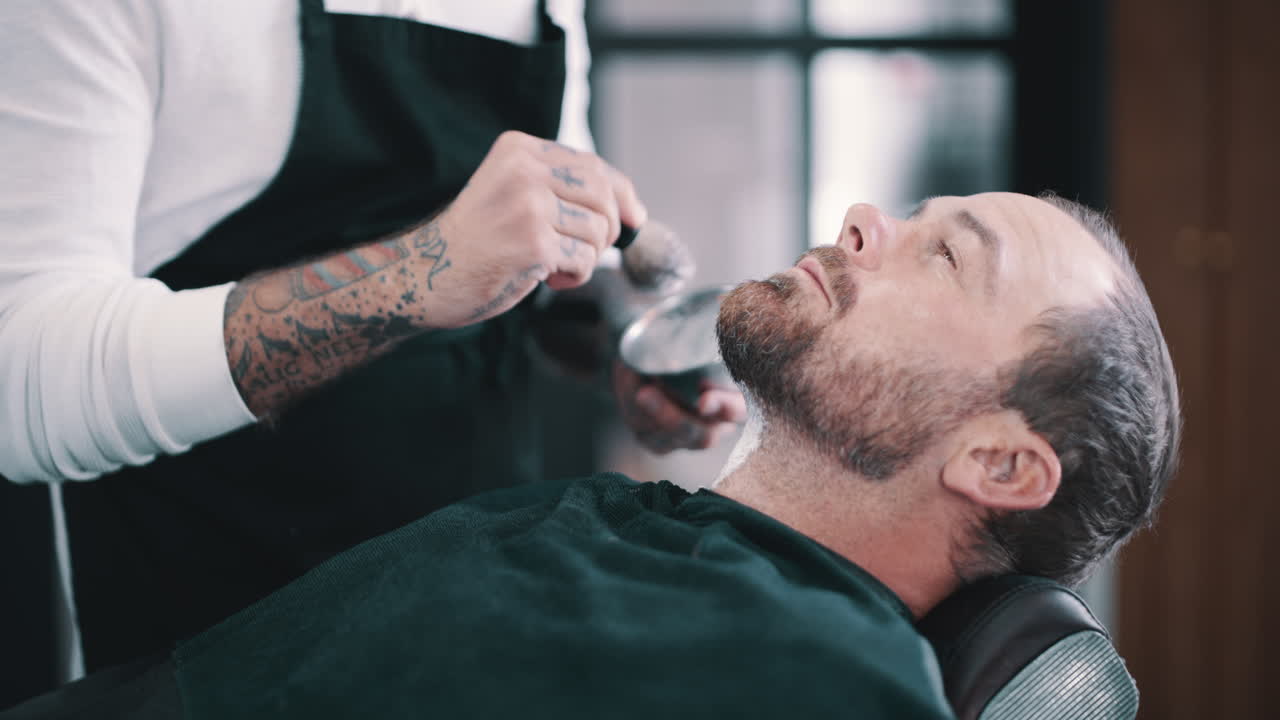 마을에서 가장 좋은 수염 조경사