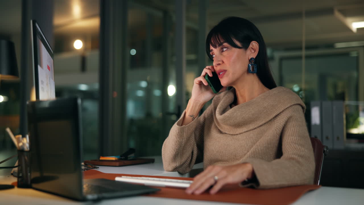 사무실에서 전화 통화를 하는 사업가