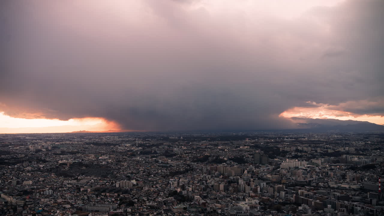paisaje de la ciudad al atardecer con nubes de tormenta