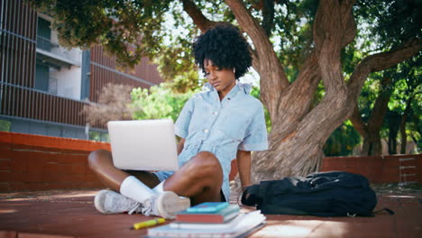 estudiante que estudia al aire libre