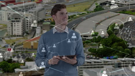 animación de un empresario caucásico usando una tableta y una red de conexiones sobre el paisaje urbano
