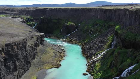 cataratas islandesas en un cañón