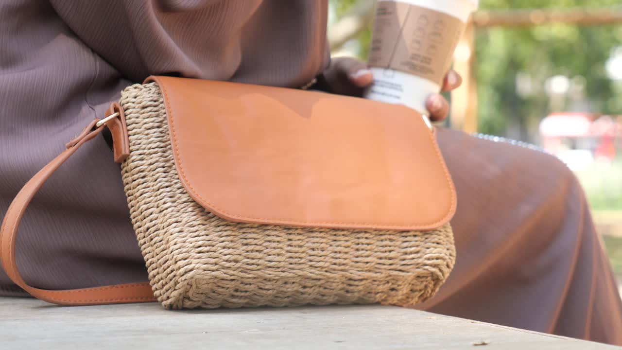 saco de ombro de tecido marrom