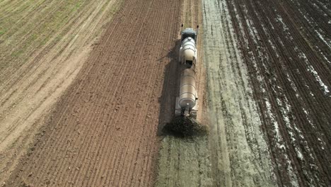 Un-Camión-Cisterna-Esparce-Estiércol-Líquido-En-Un-Campo-Agrícola-De-Wisconsin-Recientemente-Cosechado-De-Ensilaje-De-Maíz