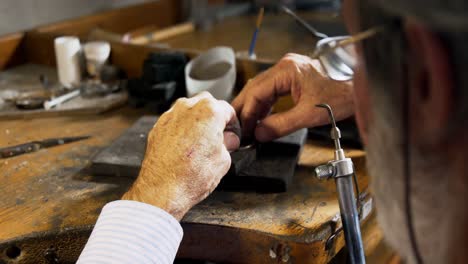 Joyería-De-Fabricación-De-Orfebre-En-Taller-4k