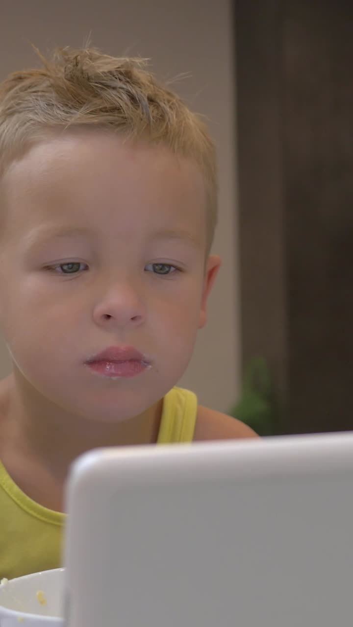 niño usando una tableta