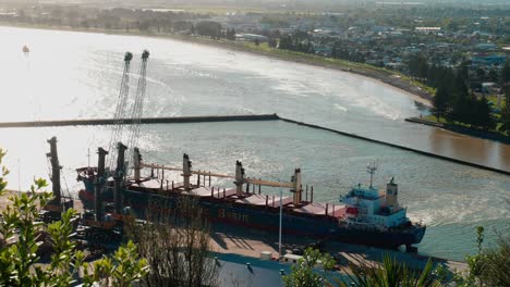 explora la tranquila elegancia de un barco anidado en un tranquilo muelle, una escena marítima serena que te invita a abrazar el encanto y la tranquilidad de la vida frente al mar.