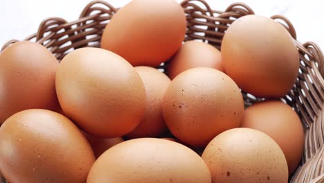 primer plano de huevos en un tazón