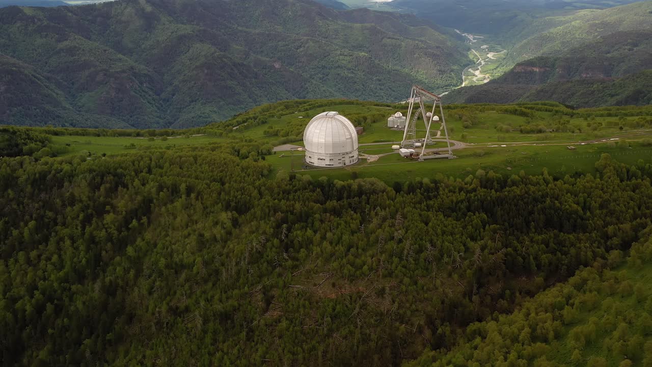 특별한 과학 천체 물리학 관측소. 큰 망원경으로 우주를 지상에서 관측하는 천문 센터입니다.