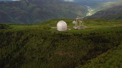 observatorio científico astrofísico especial. centro astronómico para observaciones terrestres del universo con un gran telescopio.