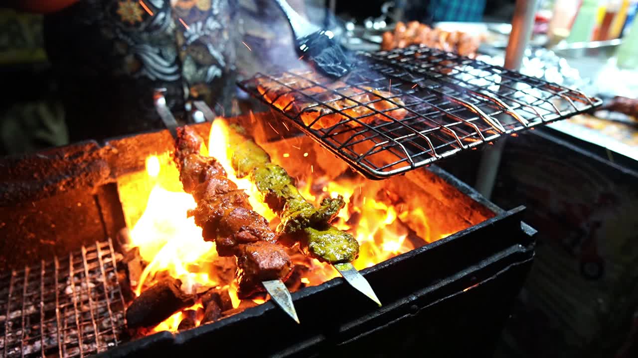 Vari spiedini di pollo su barbecue a carbone.