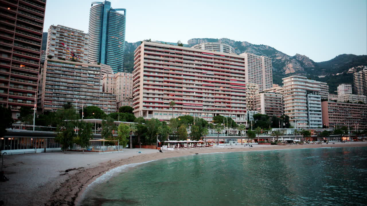 Vista aerea dello skyline di Monaco alla luce del giorno vicino al mare