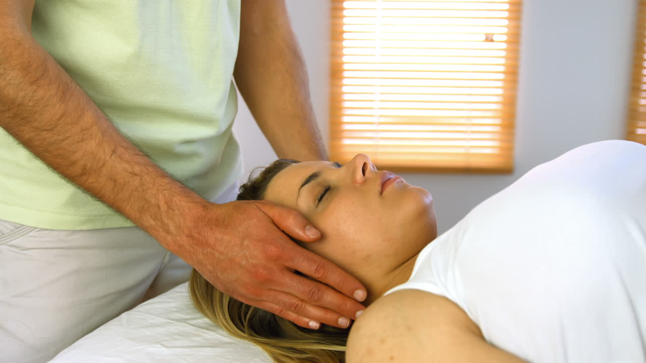 terapeuta realizando reiki en el paciente