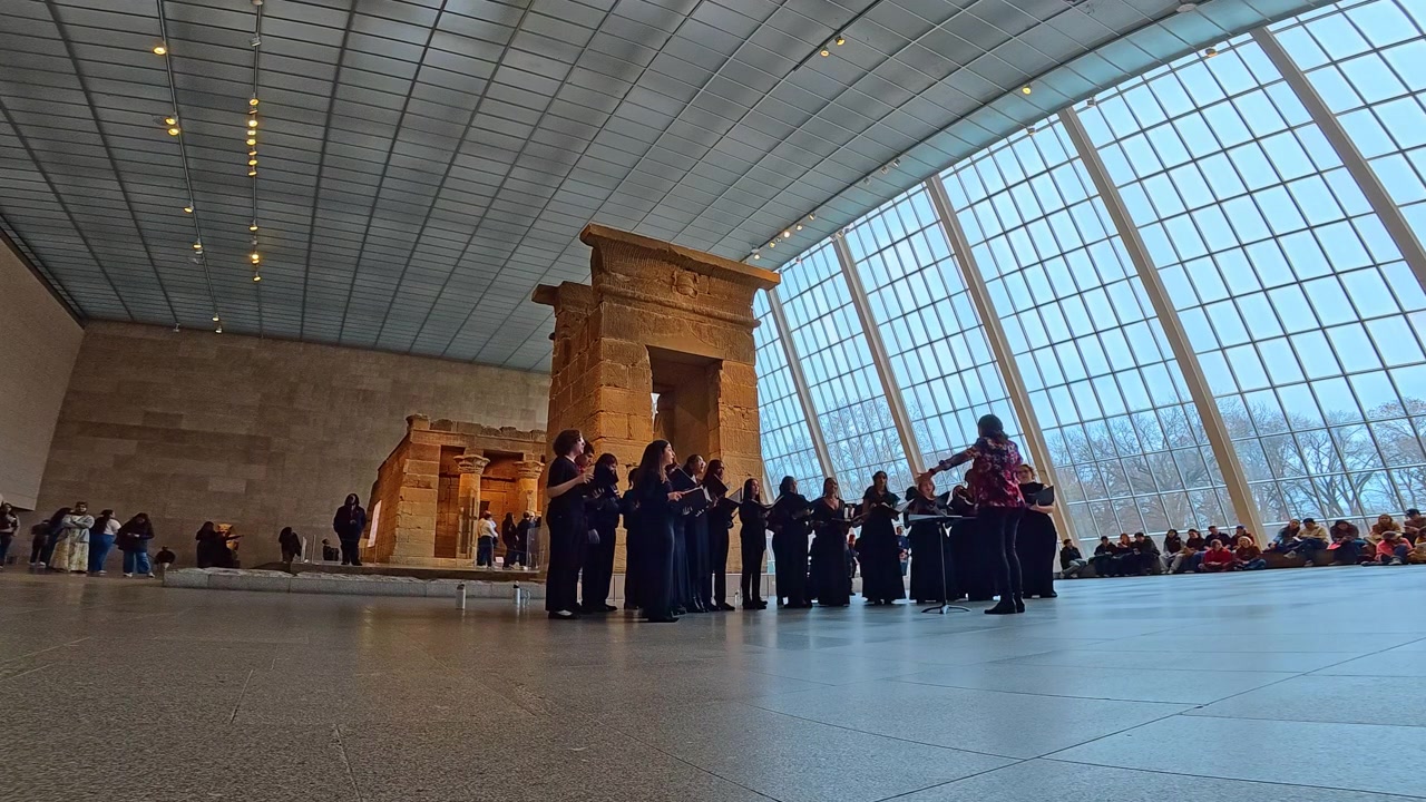 New York, USA, 18. marts 2026: Bredt udsyn over koroptræden ved Dendur-templet i NYC. Vidvinkelbillede af et kor, der synger i Sackler-fløjen på Metropolitan Museum of Art nær et egyptisk tempel.