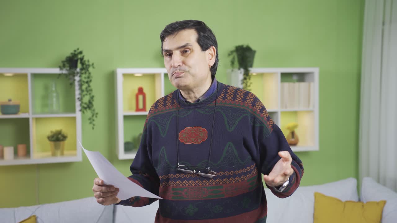 un hombre emocionalmente maduro leyendo un poema que escribió en casa.