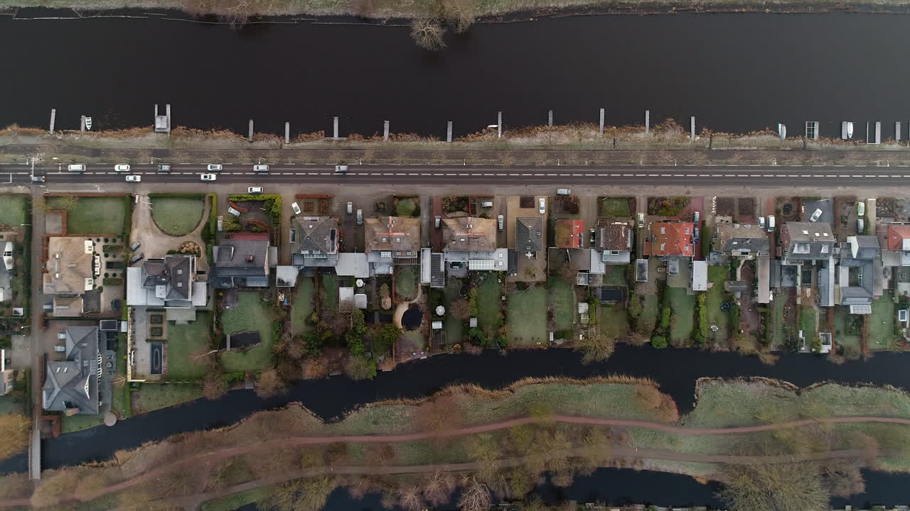 vista superior del tráfico ligero en la autopista de bodegraafsestraatweg en gouda, países bajos