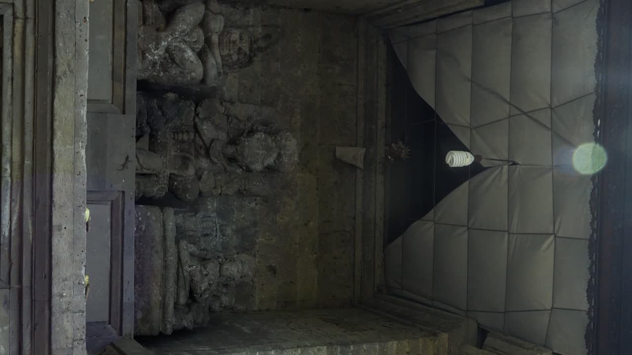 인도네시아 발리의 역사적인 신성 사원 에 있는 발리 파빌리온 발레 쿨쿨 의 수직 슬로우 모션 설치 촬영