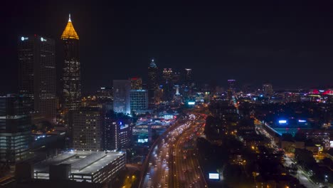 Zeitraffer-Mit-Steigender-Höhe-Des-Atlanta-Anschlusses,-Aufgenommen-Von-Einer-Drohne-Mit-Blick-Nach-Süden