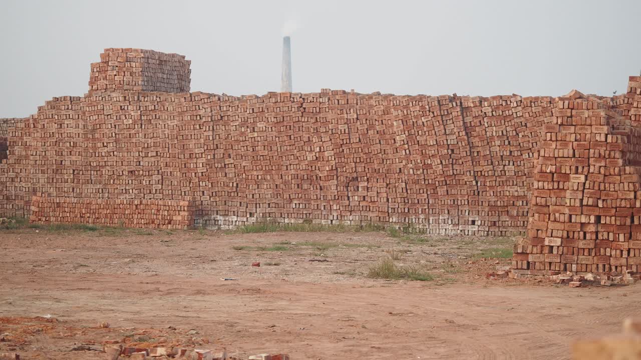 벽돌 공장 에서 벽돌 을 쌓아 놓은 것