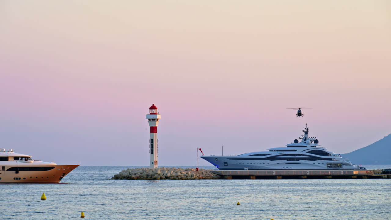 Diversi tipi di imbarcazioni che si muovono sul mare di sera a Cannes, in Francia