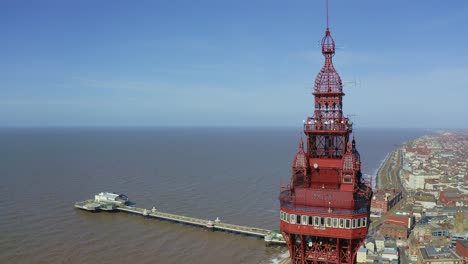 Impresionante-Vista-Aérea-De-La-Torre-De-Blackpool-Junto-A-La-Galardonada-Playa-De-Blackpool,-Un-Lugar-Turístico-Costero-Muy-Popular-En-Inglaterra,-Reino-Unido,-Reino-Unido