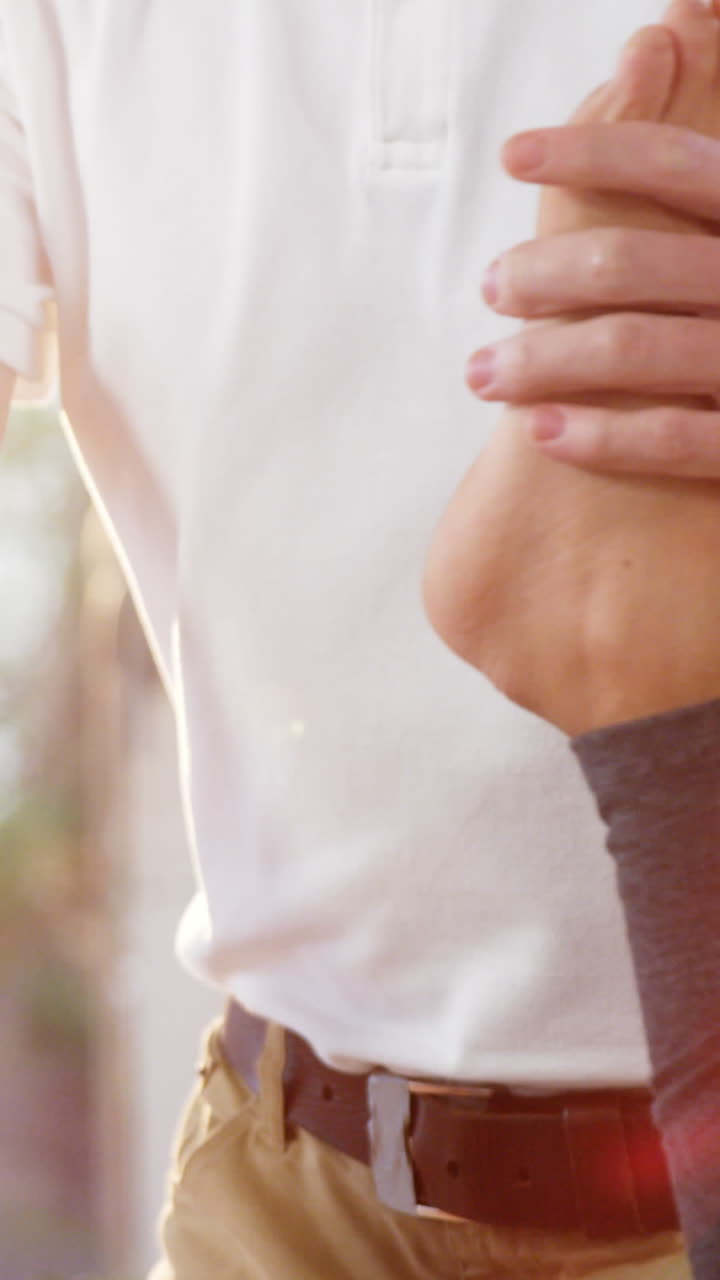 paciente femenina recibiendo masaje de piernas de un fisioterapeuta masculino