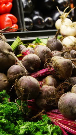 primer plano de verduras frescas en la sección ecológica