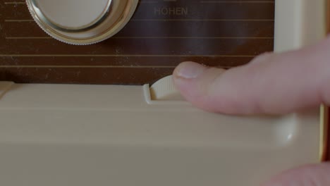 손가락이 튜닝 을 회전시킨 은 기기. 그는 민감하게 리티 사운드를 찾고 있습니다.