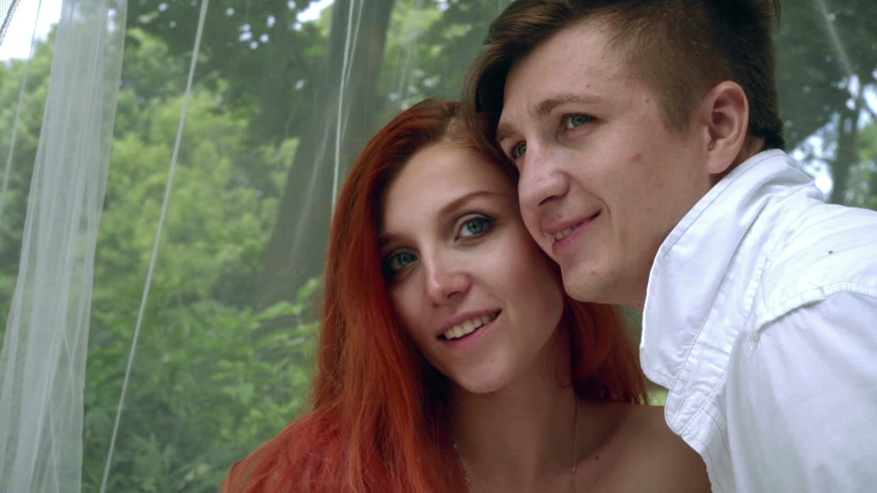 로맨틱 한 부부 가 사진 을 찍기 위해 포즈 를 잡고 있는 모습